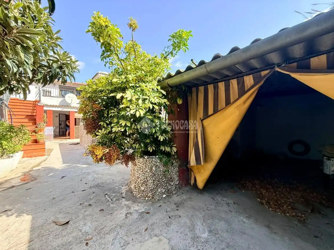 Vista exterior de Casa o chalet en venta en Vilanova i la Geltrú con Aire acondicionado, Terraza y Piscina