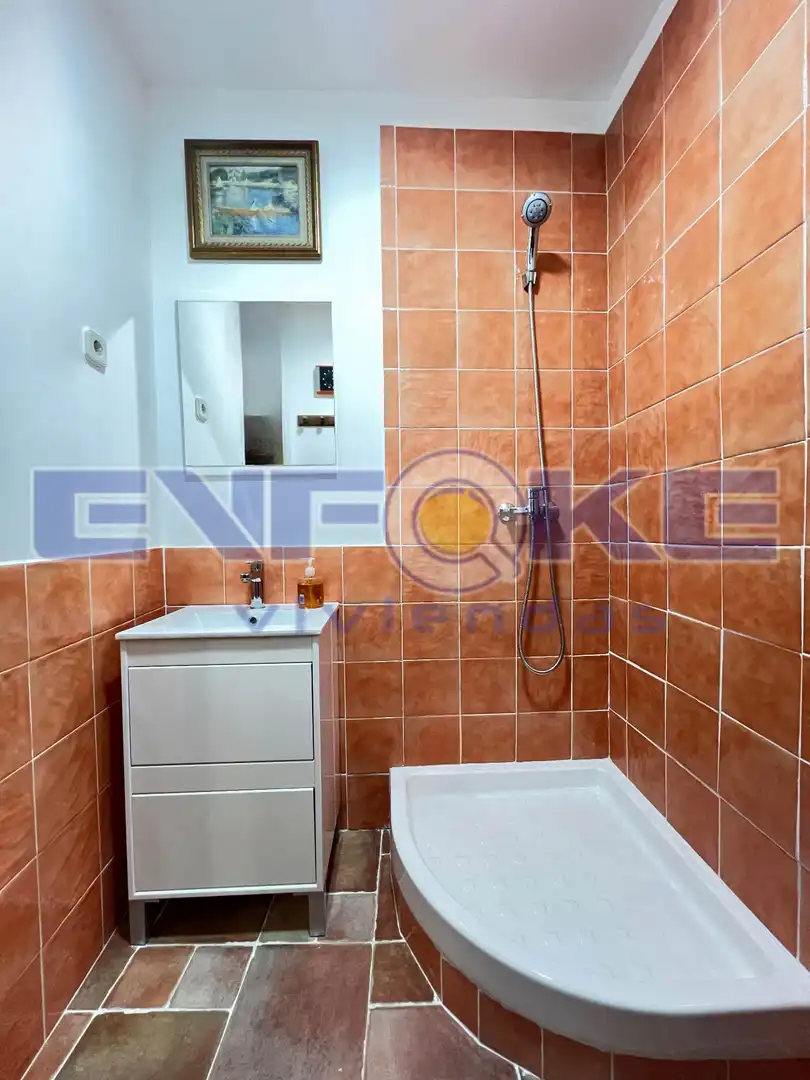 Badezimmer von Einfamilien-Reihenhaus zum Verkauf in Moratilla de los Meleros mit Heizung, Parkett und Möbliert
