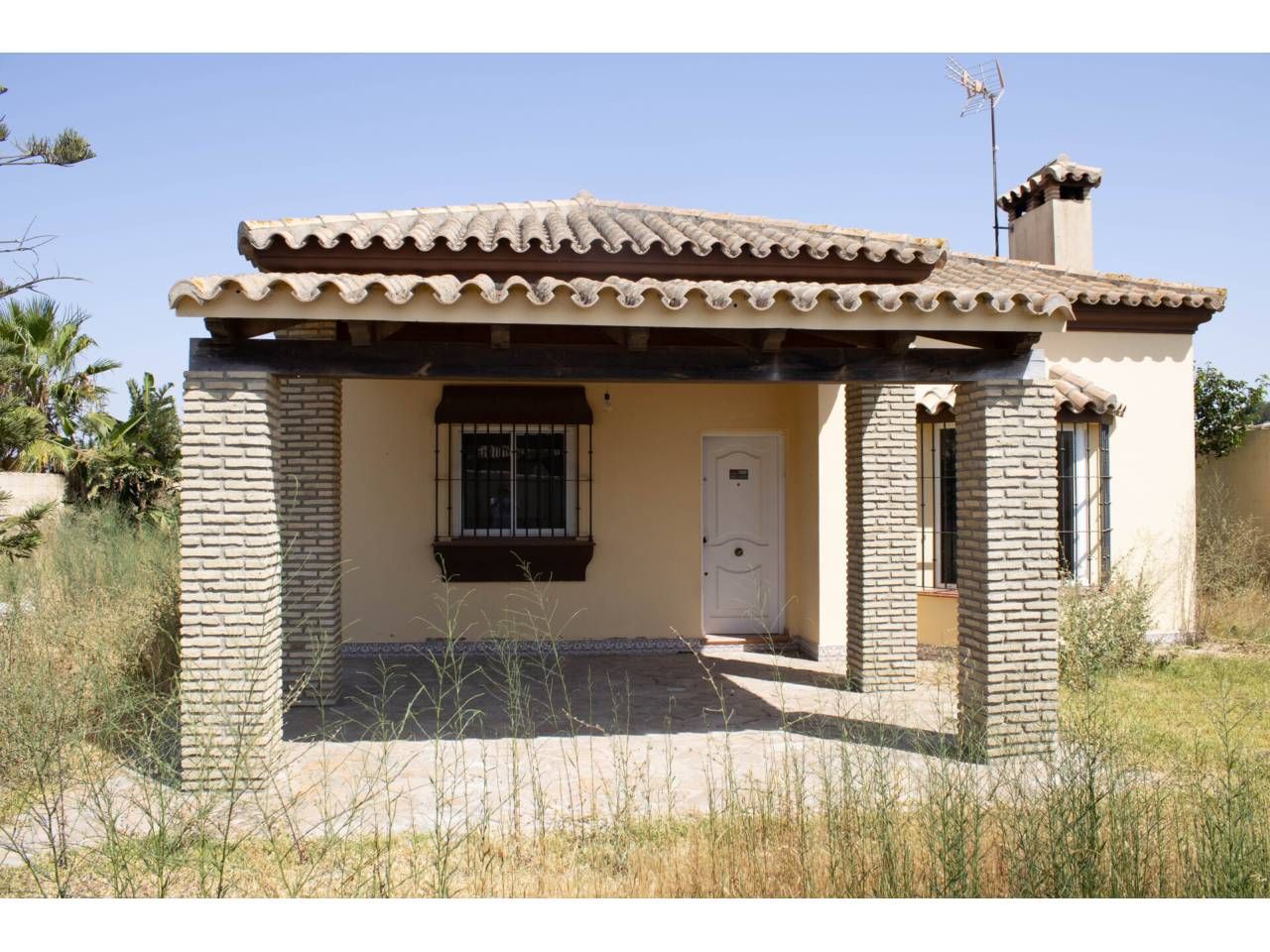 Vista exterior de Casa o xalet en venda en Chiclana de la Frontera amb Jardí privat