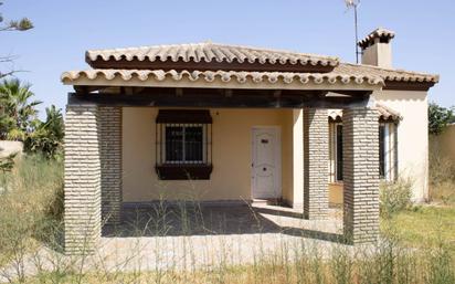 Vista exterior de Casa o xalet en venda en Chiclana de la Frontera amb Jardí privat