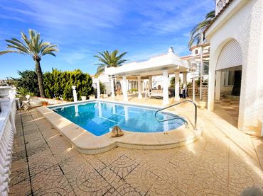 Detached house with pool for sale in Ciudad Quesada