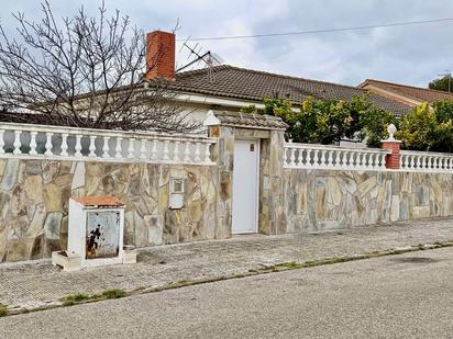 Vista exterior de Casa adosada en venda en Cunit amb Terrassa, Traster i Piscina