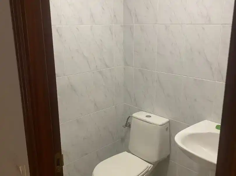 Bany de Pis per a compartir en  Logroño amb Jardí privat, Piscina i Moblat