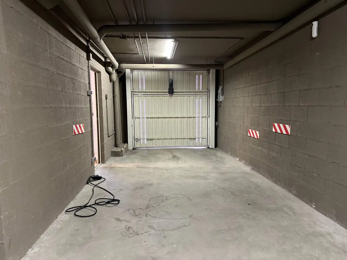 Parkplatz von Einfamilien-Reihenhaus zum Verkauf in Sant Esteve Sesrovires mit Klimaanlage, Heizung und Privatgarten