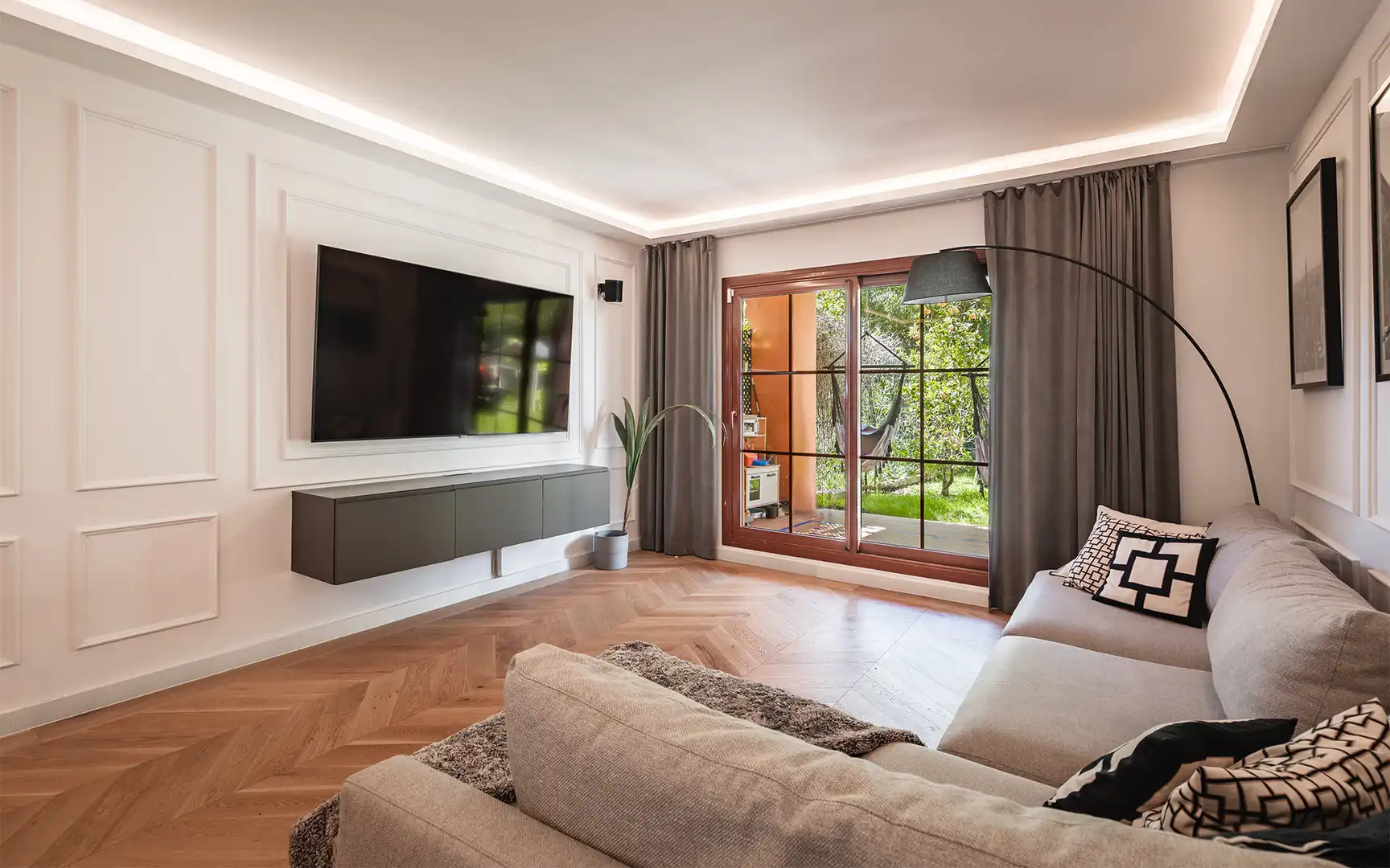Wohnzimmer von Erdgeschoss zum Verkauf in Benahavís mit Klimaanlage, Privatgarten und Terrasse
