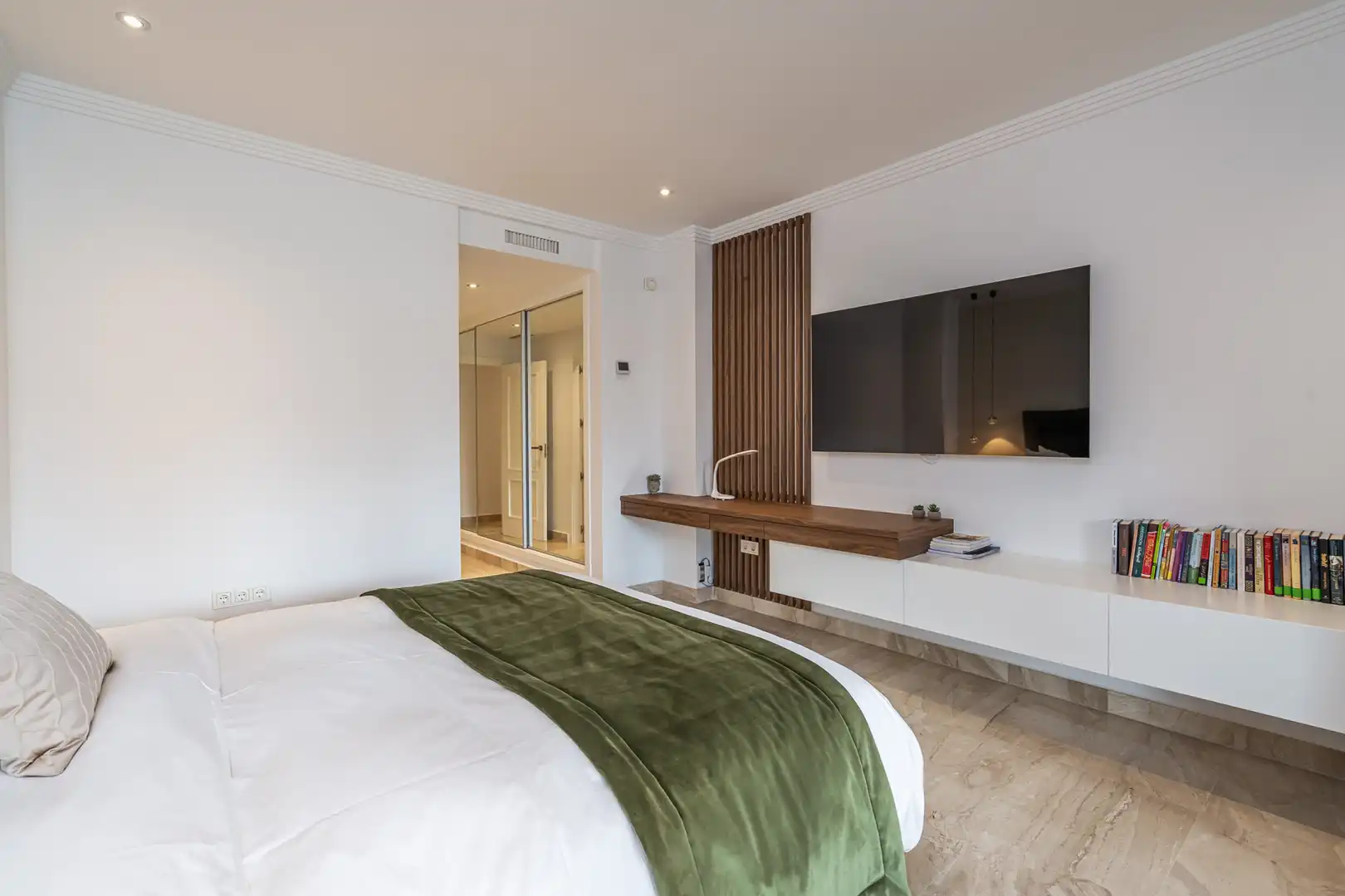 Habitación de Planta baja en venta en Estepona con Aire acondicionado, Terraza y Piscina
