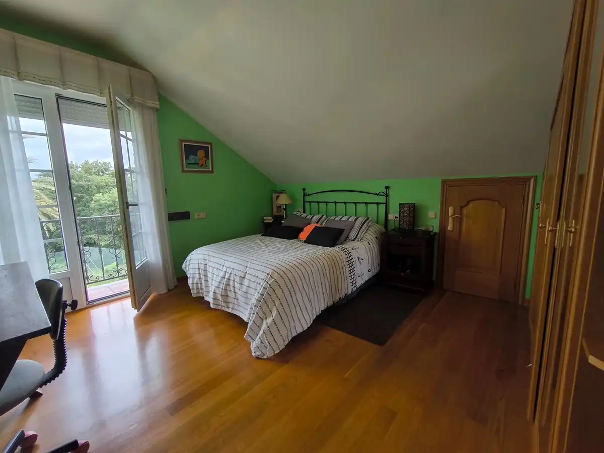 Habitación de Casa o chalet en venta en Vilagarcía de Arousa con Calefacción, Jardín privado y Parquet
