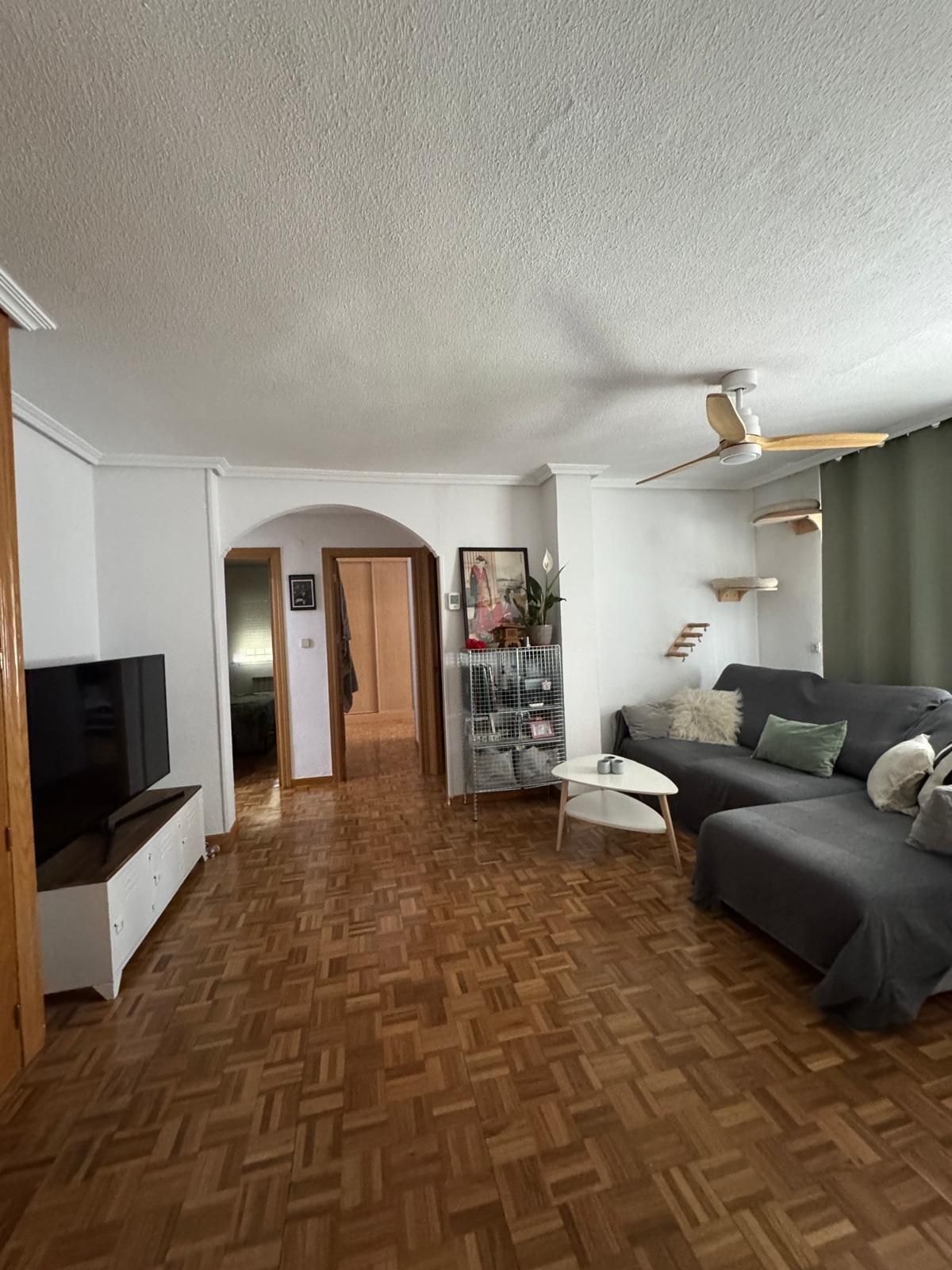 Sala d'estar de Pis en venda en  Madrid Capital amb Calefacció, Parquet i Terrassa