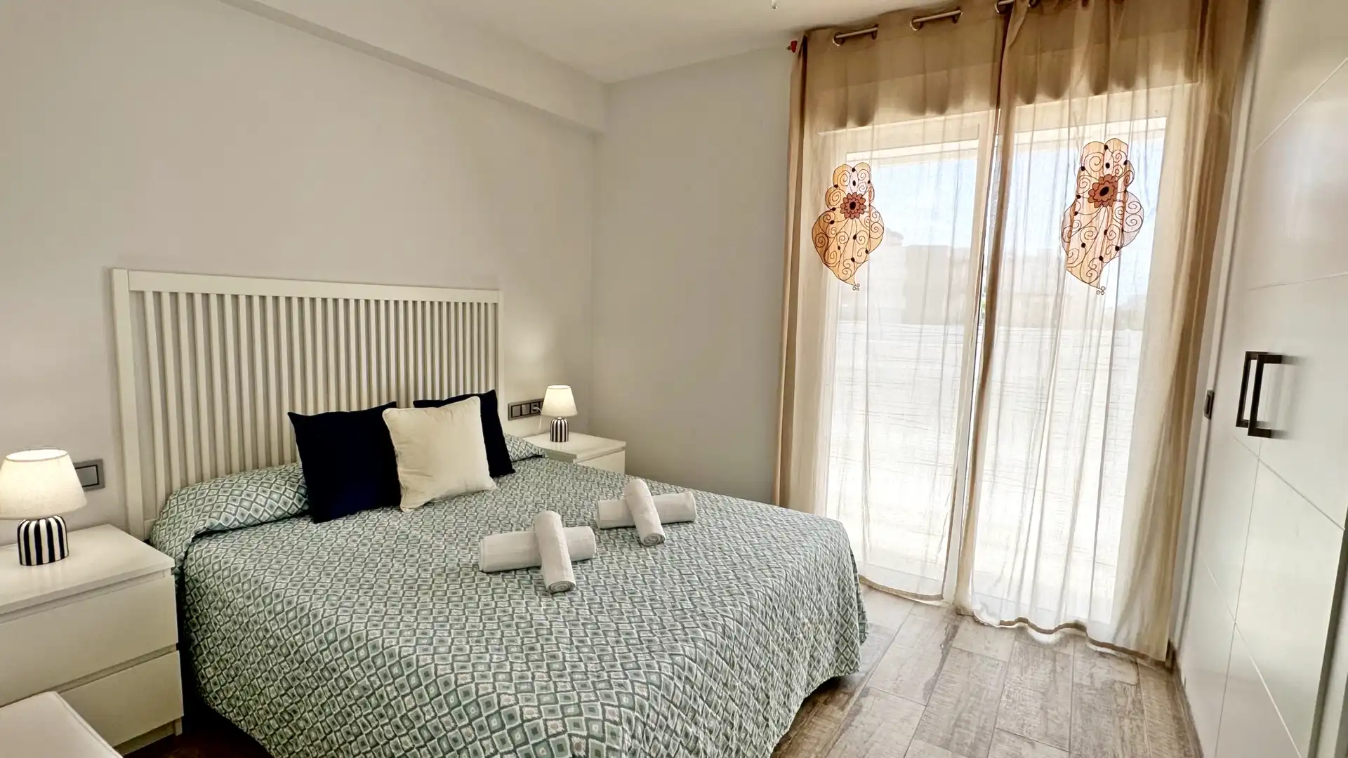 Habitación de Apartamento de alquiler en Gandia con Terraza, Amueblado y Horno