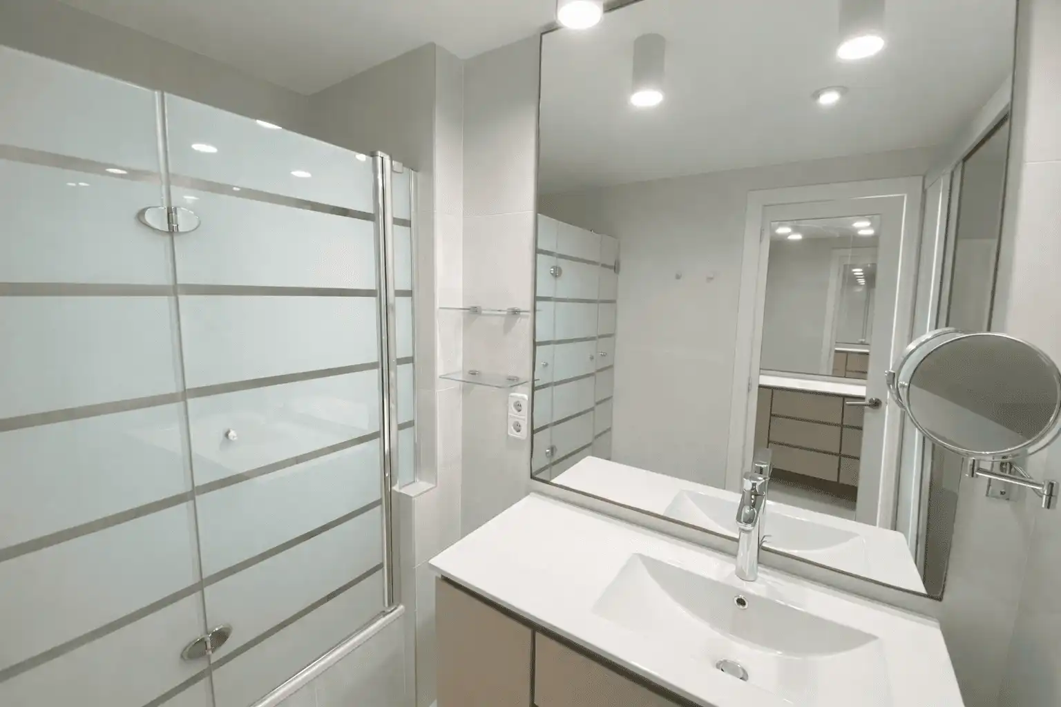 Badezimmer von Erdgeschoss zum Verkauf in Sant Pol de Mar mit Klimaanlage, Heizung und Terrasse