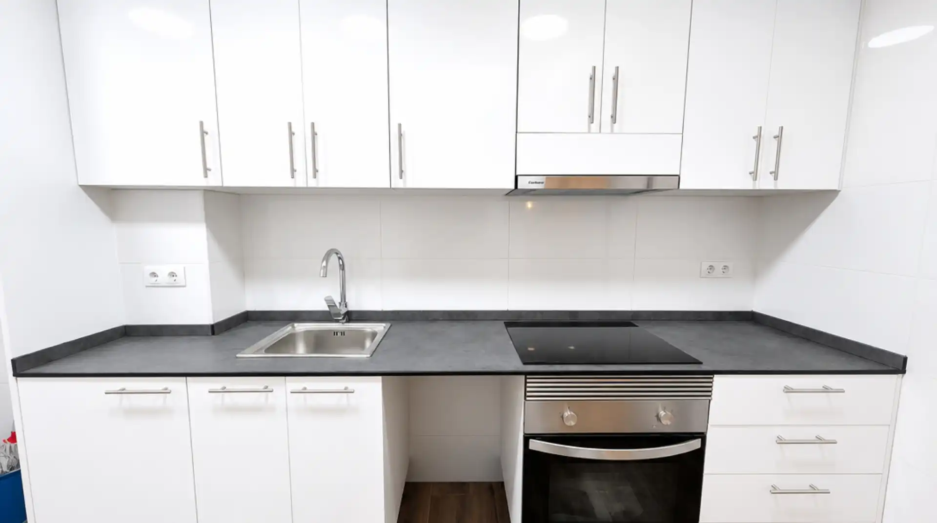 Küche von Wohnung zum Verkauf in Barcelona mit Ofen und Alarm