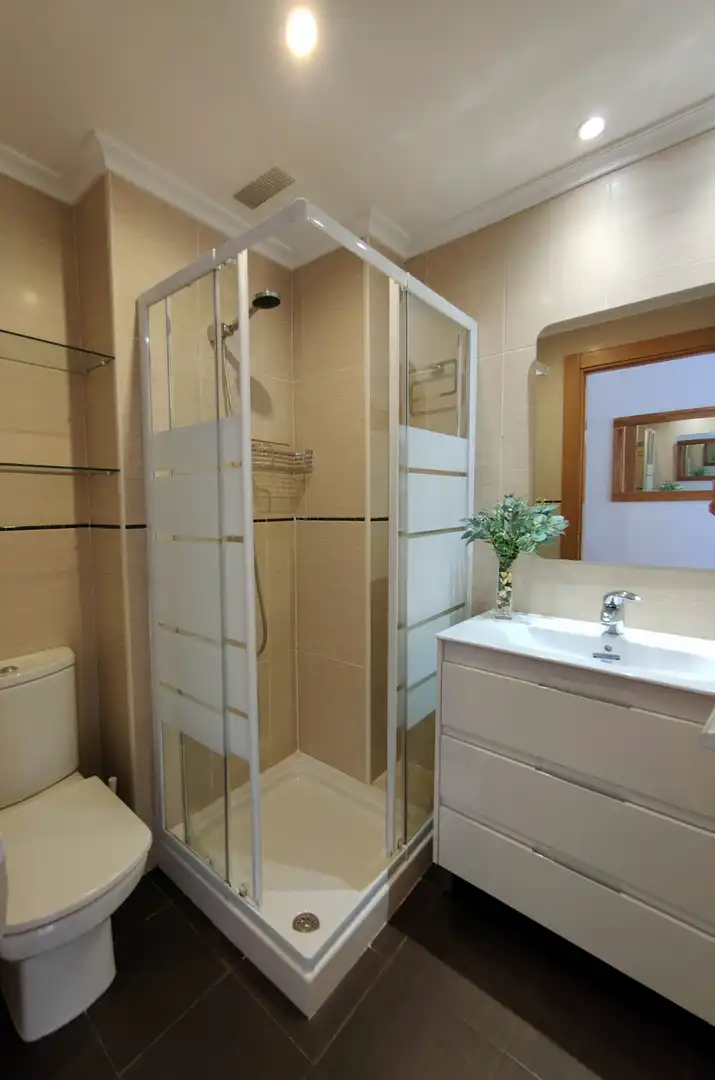Baño de Piso de alquiler en Santander con Calefacción, Parquet y Trastero