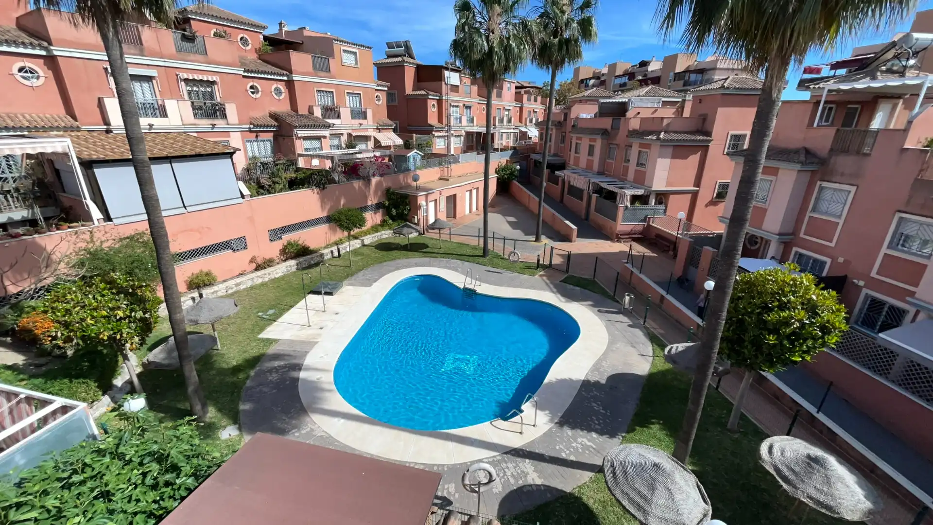 Vista exterior de Casa adosada en venda en Málaga amb Aire condicionat, Calefacció i Jardí privat