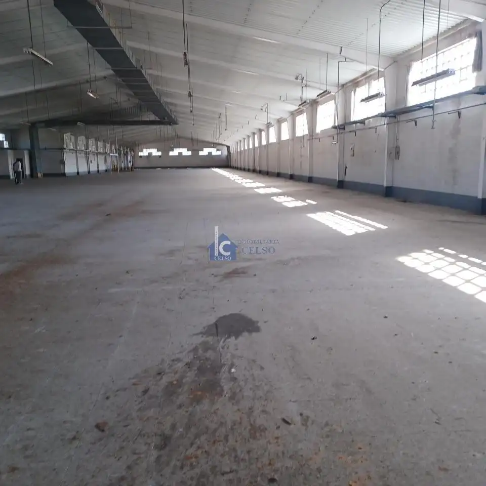 Fabrikhallen zur Miete in Ourense Capital 