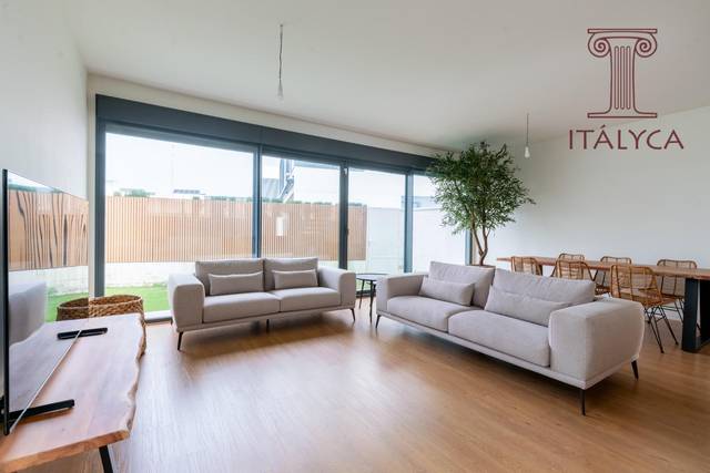 Casa adosada en Venta en Avenida Via Lactea  en Nuevo Bulevar