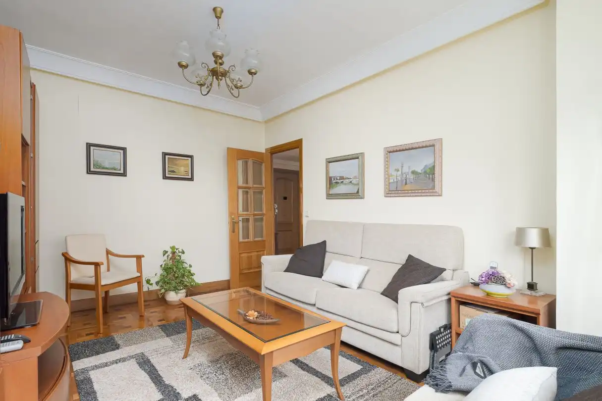 Sala de estar de Piso en venta en Donostia - San Sebastián  con Calefacción, Trastero y Amueblado