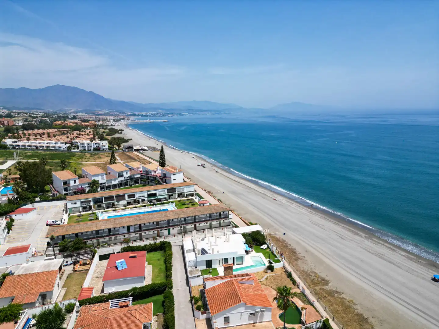 Vista exterior de Casa o chalet en venta en Manilva con Aire acondicionado, Jardín privado y Terraza