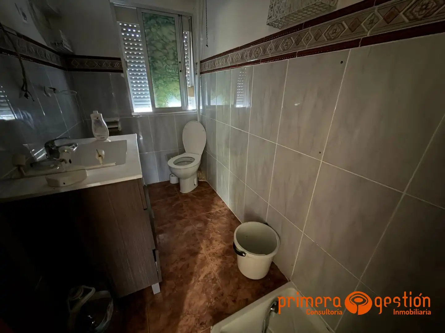 Baño de Piso en venta en Lora del Río con Trastero, Amueblado y Balcón