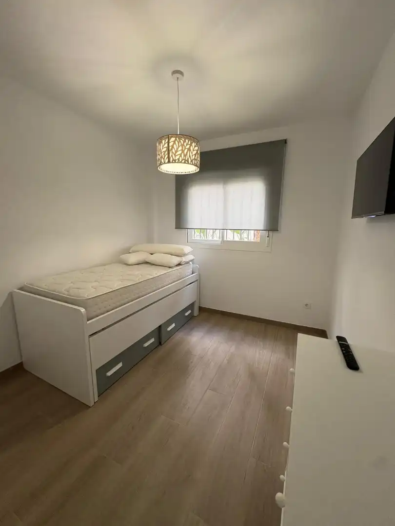 Schlafzimmer von Wohnung zum Verkauf in Chipiona mit Klimaanlage, Heizung und Privatgarten