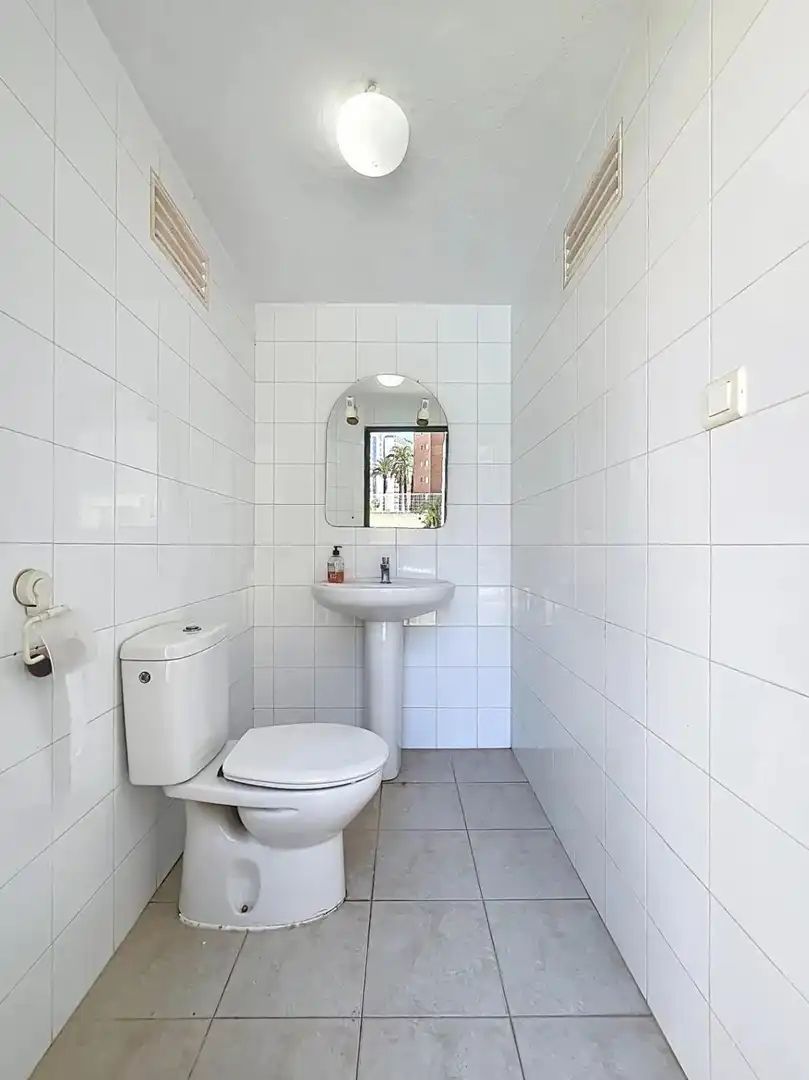 Baño de Piso en venta en Benidorm con Aire acondicionado, Calefacción y Jardín privado