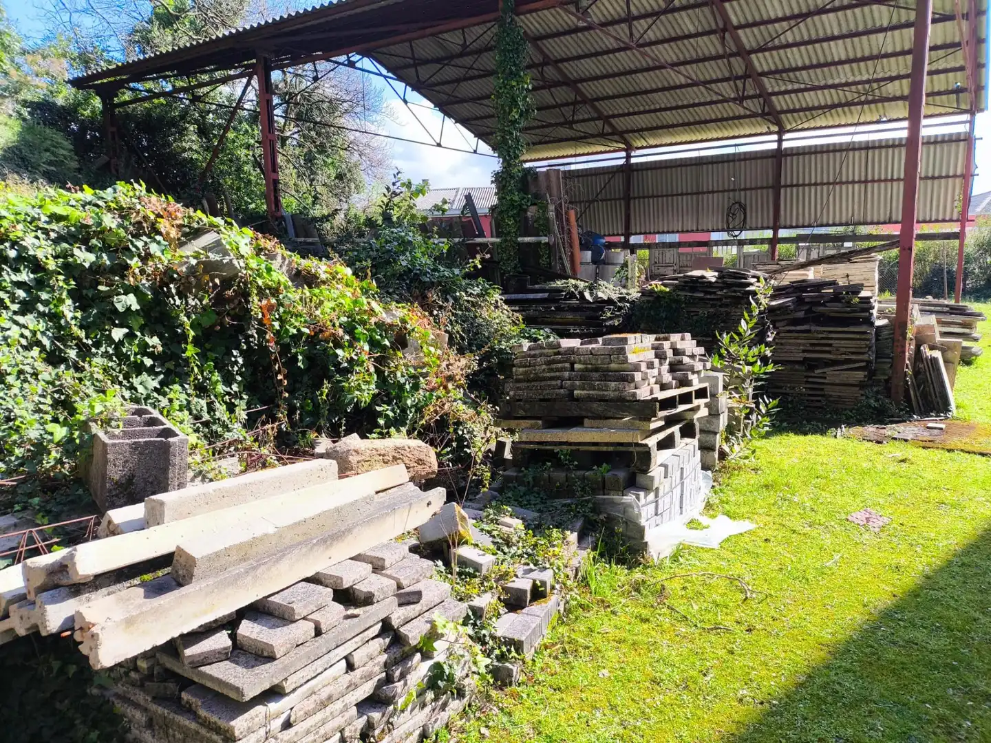 Garten von Fabrikhallen zum Verkauf in Arteixo