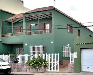 Vista exterior de Casa o xalet en venda en Santa Lucía de Tirajana amb Aire condicionat, Terrassa i Balcó