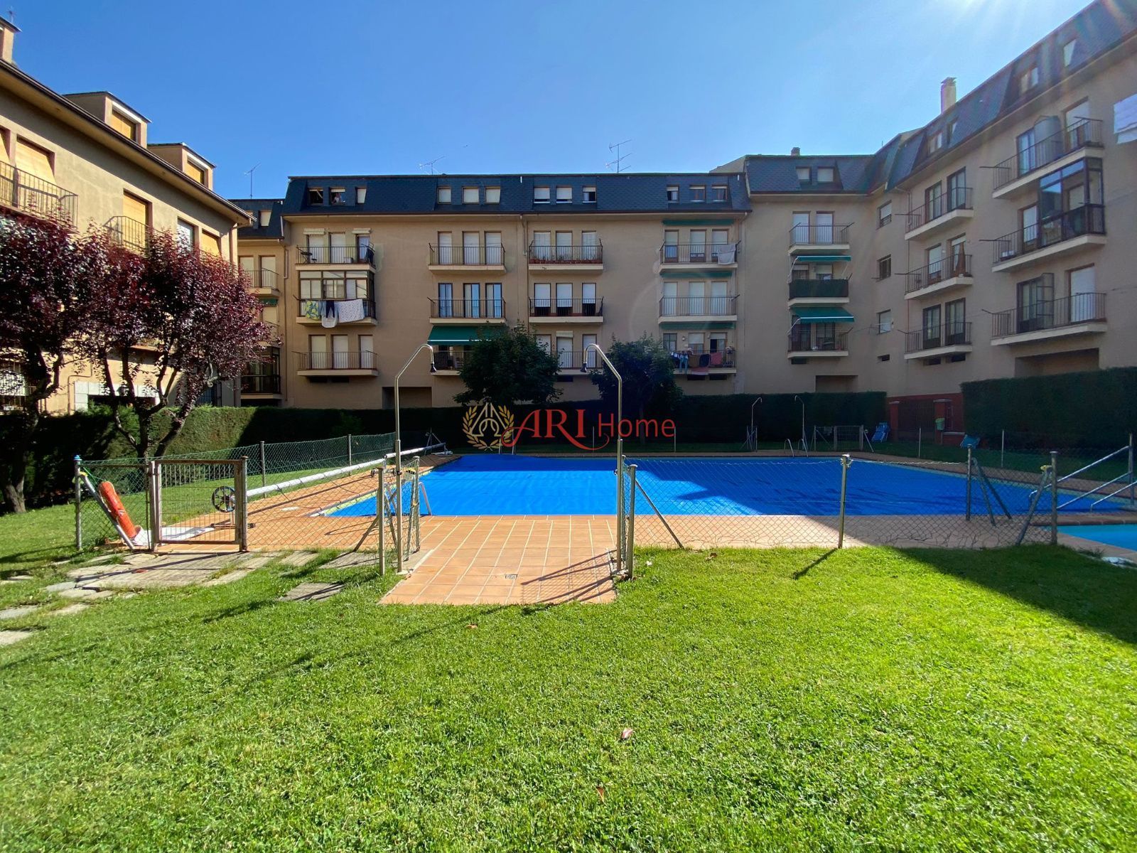 Vista exterior de Àtic en venda en Real Sitio de San Ildefonso amb Calefacció, Piscina i Moblat