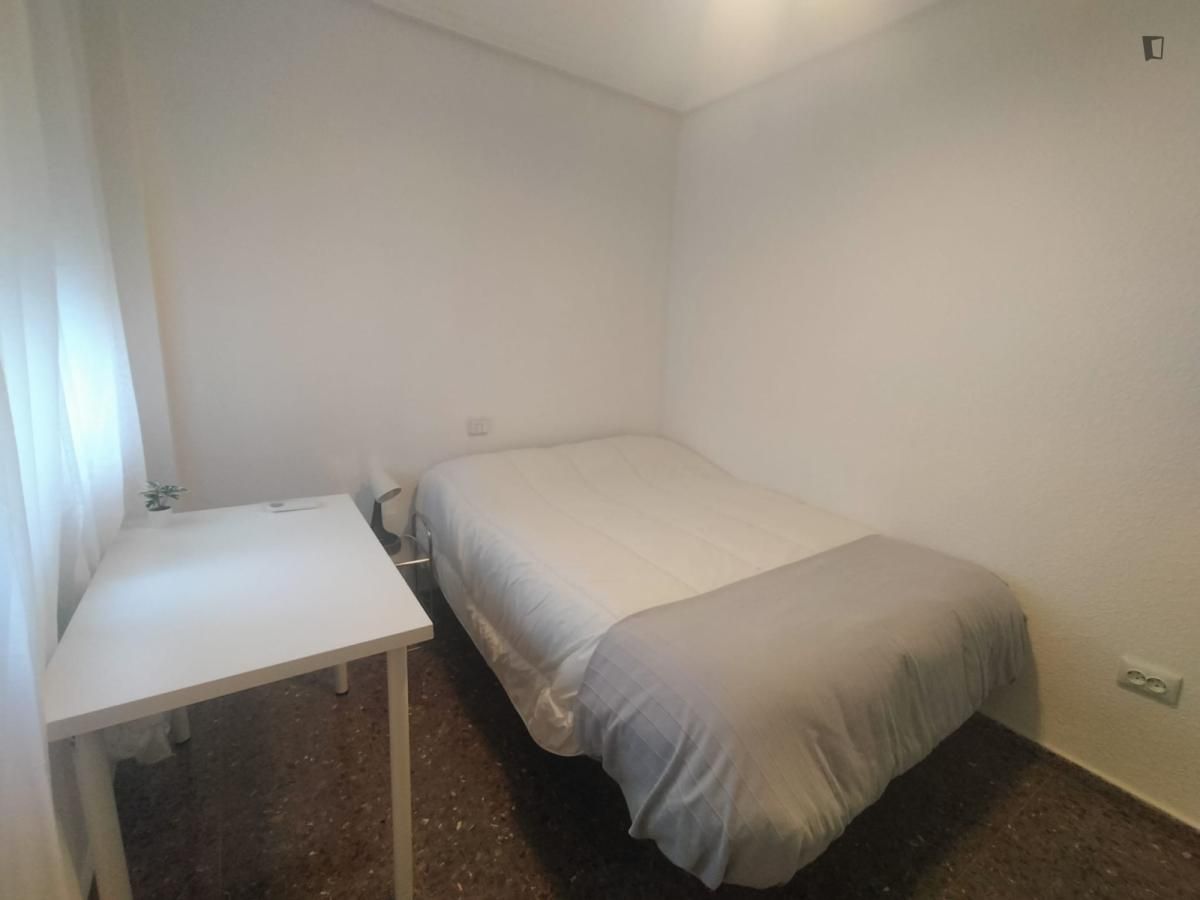 Dormitori de Apartament per a compartir en  Valencia Capital amb Moblat, Forn i Rentadora