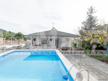 Casa con piscina in vendita a Carrer Bellvei 8