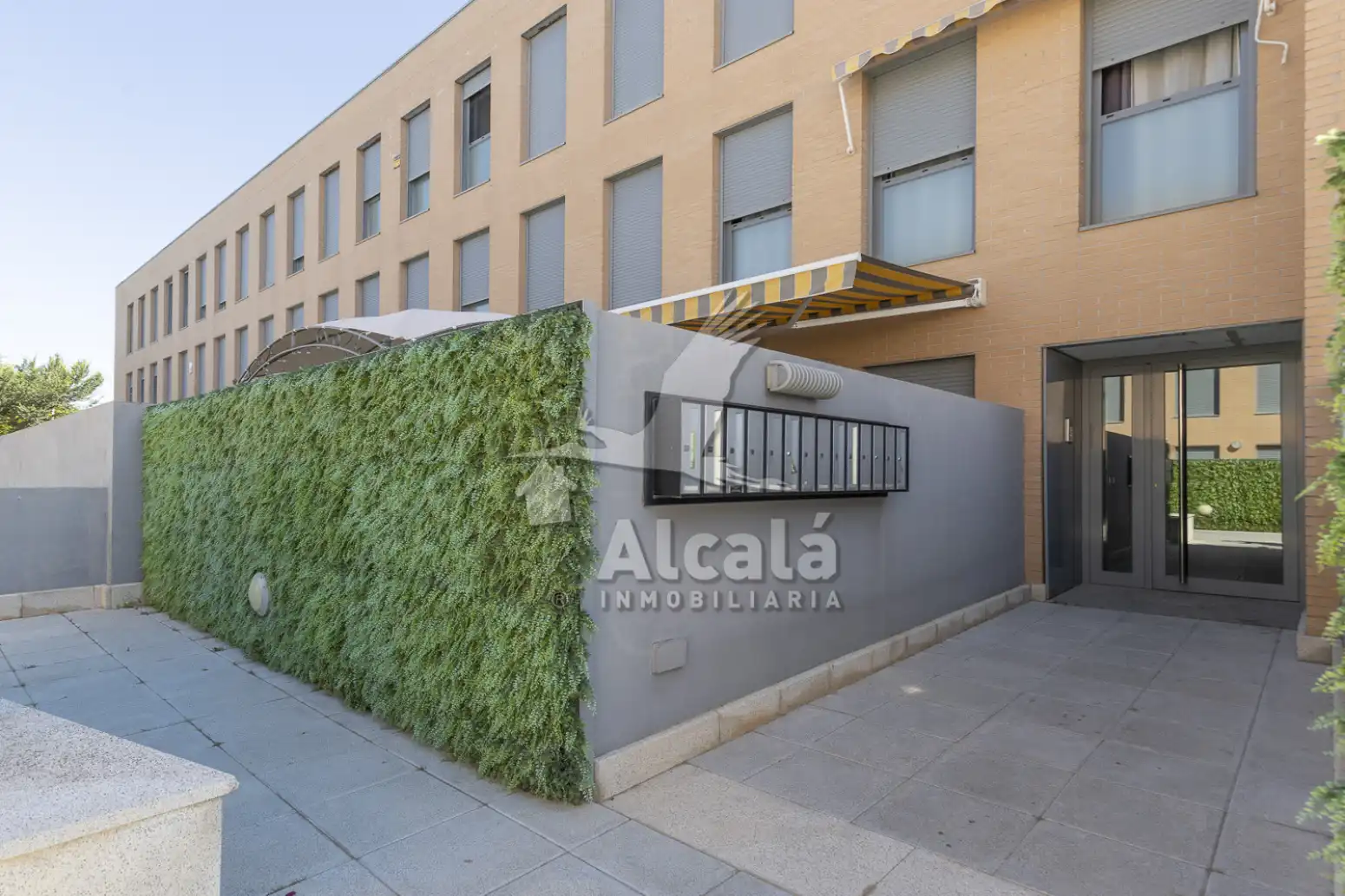 Außenansicht von Wohnung zum Verkauf in Villalbilla mit Klimaanlage, Heizung und Terrasse