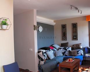 Sala d'estar de Casa adosada en venda en Deltebre amb Terrassa, Moblat i Piscina comunitària