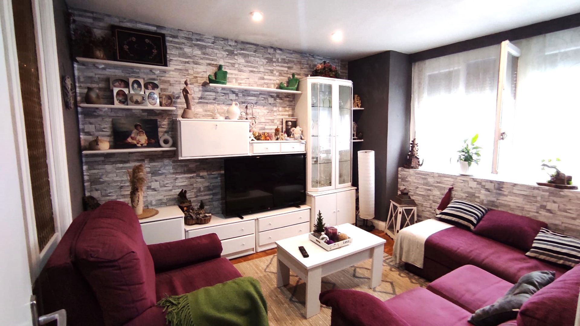 Sala d'estar de Pis en venda en Eibar amb Moblat i Balcó