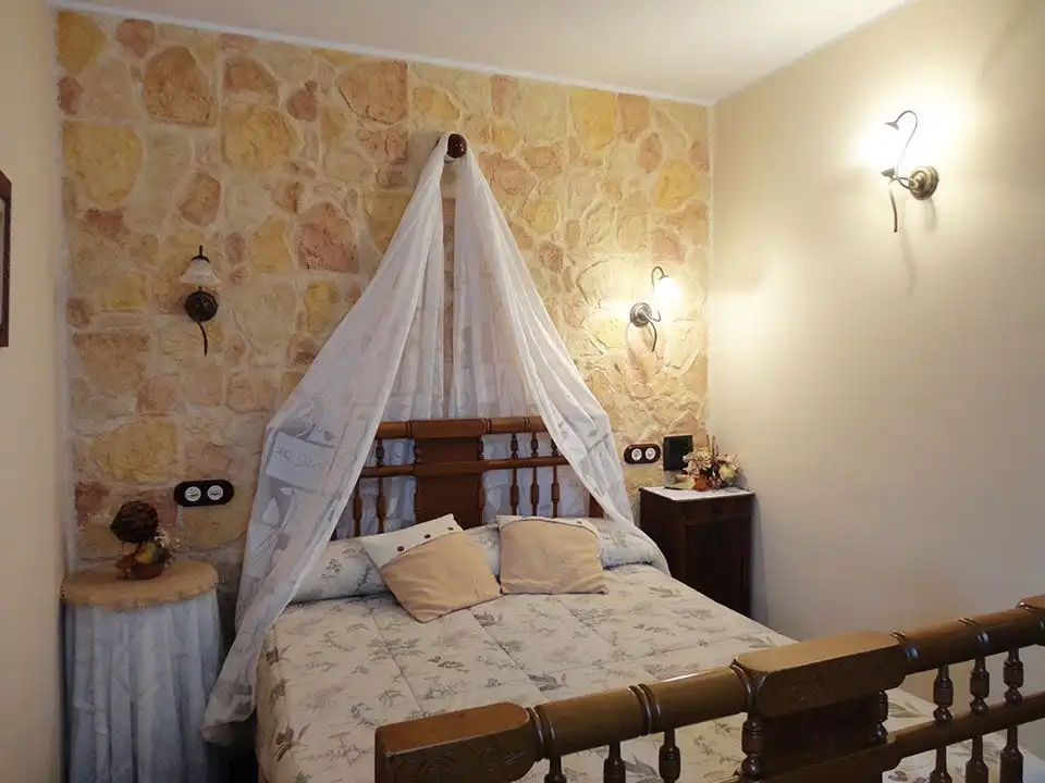 Dormitori de Casa adosada en venda en Riocavado de la Sierra amb Calefacció, Traster i Moblat