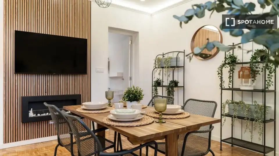 Menjador de Apartament per a compartir en Madrid amb Aire condicionat, Terrassa i Moblat
