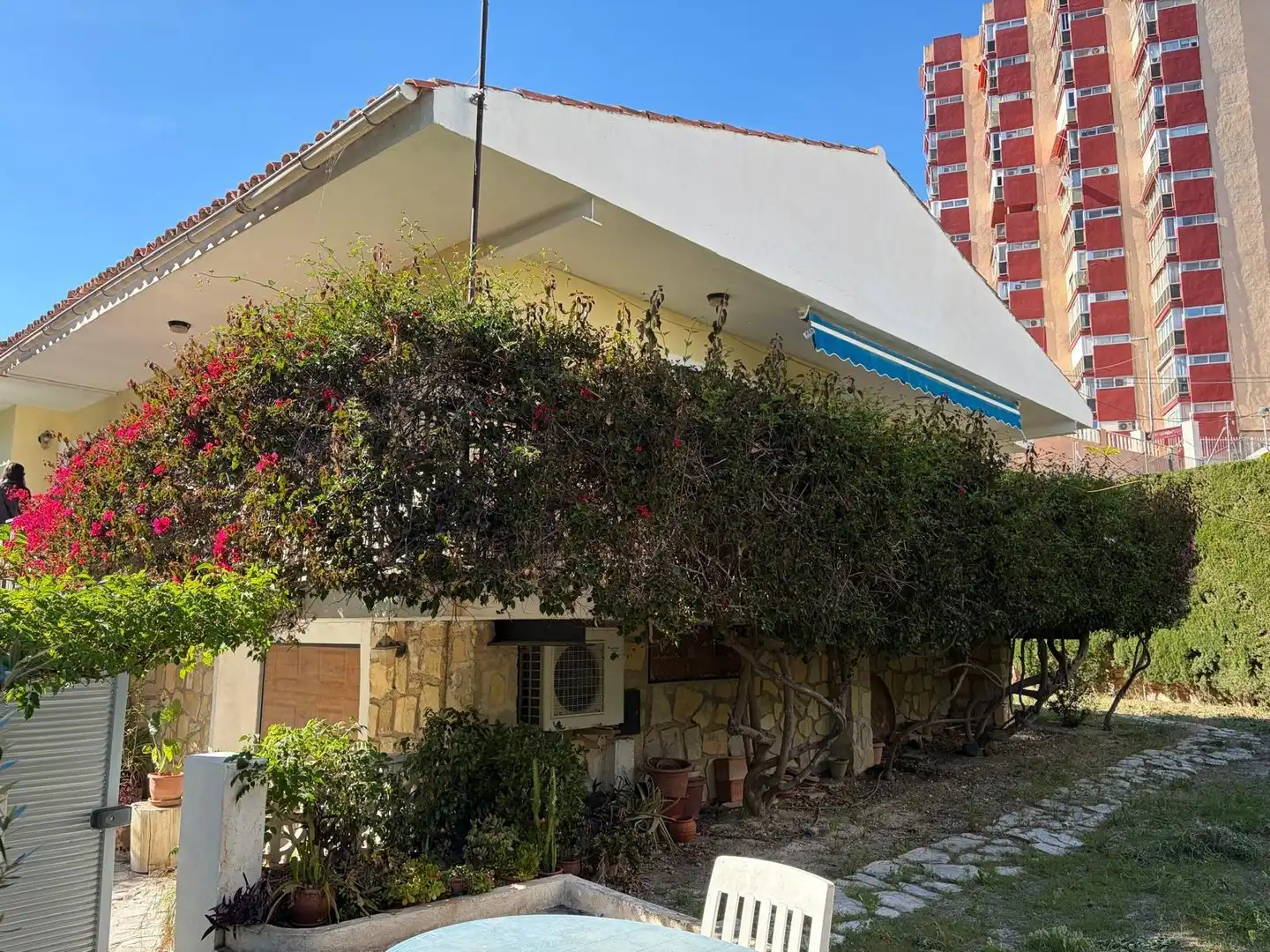 Vista exterior de Casa o xalet en venda en Benidorm amb Aire condicionat, Calefacció i Jardí privat