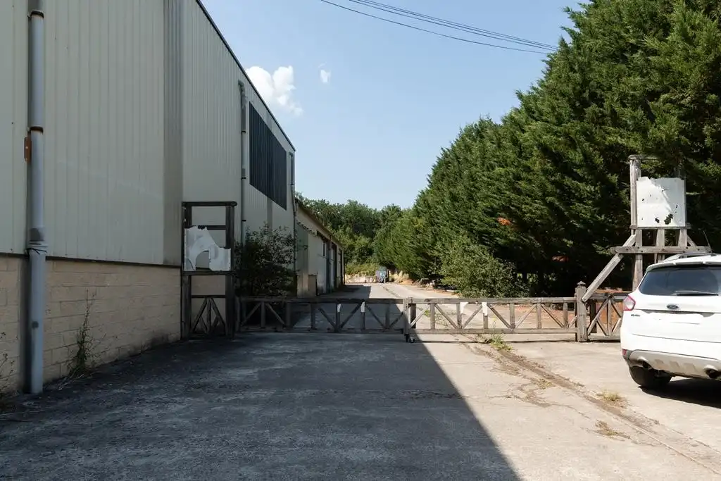 Außenansicht von Fabrikhallen zum Verkauf in Barrundia