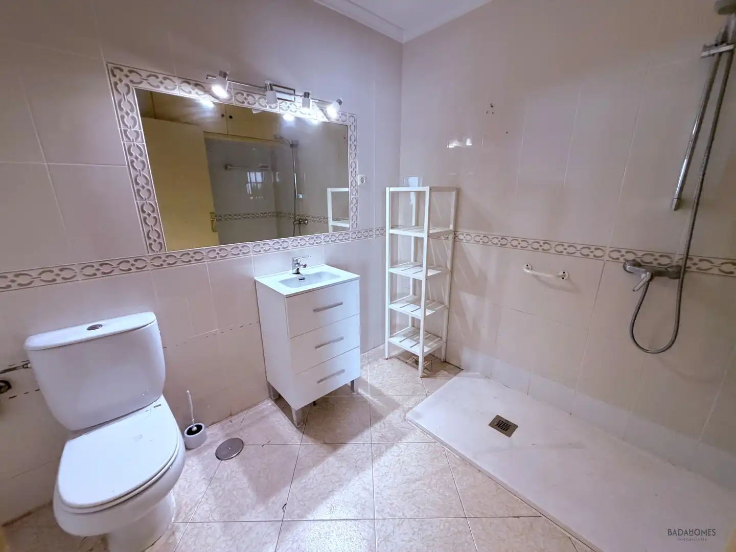 Bany de Pis en venda en Badajoz amb Calefacció, Parquet i Terrassa
