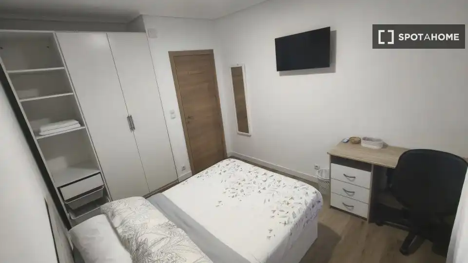 Bedroom of Flat for share in Bilbao   with Air Conditioner, Heating and Furnished