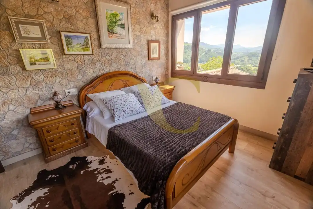 Dormitori de Casa o xalet en venda en Cangas de Onís amb Calefacció, Jardí privat i Terrassa