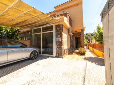 Maison jumelée avec piscine à vendre à Él Carrer de Palestina
