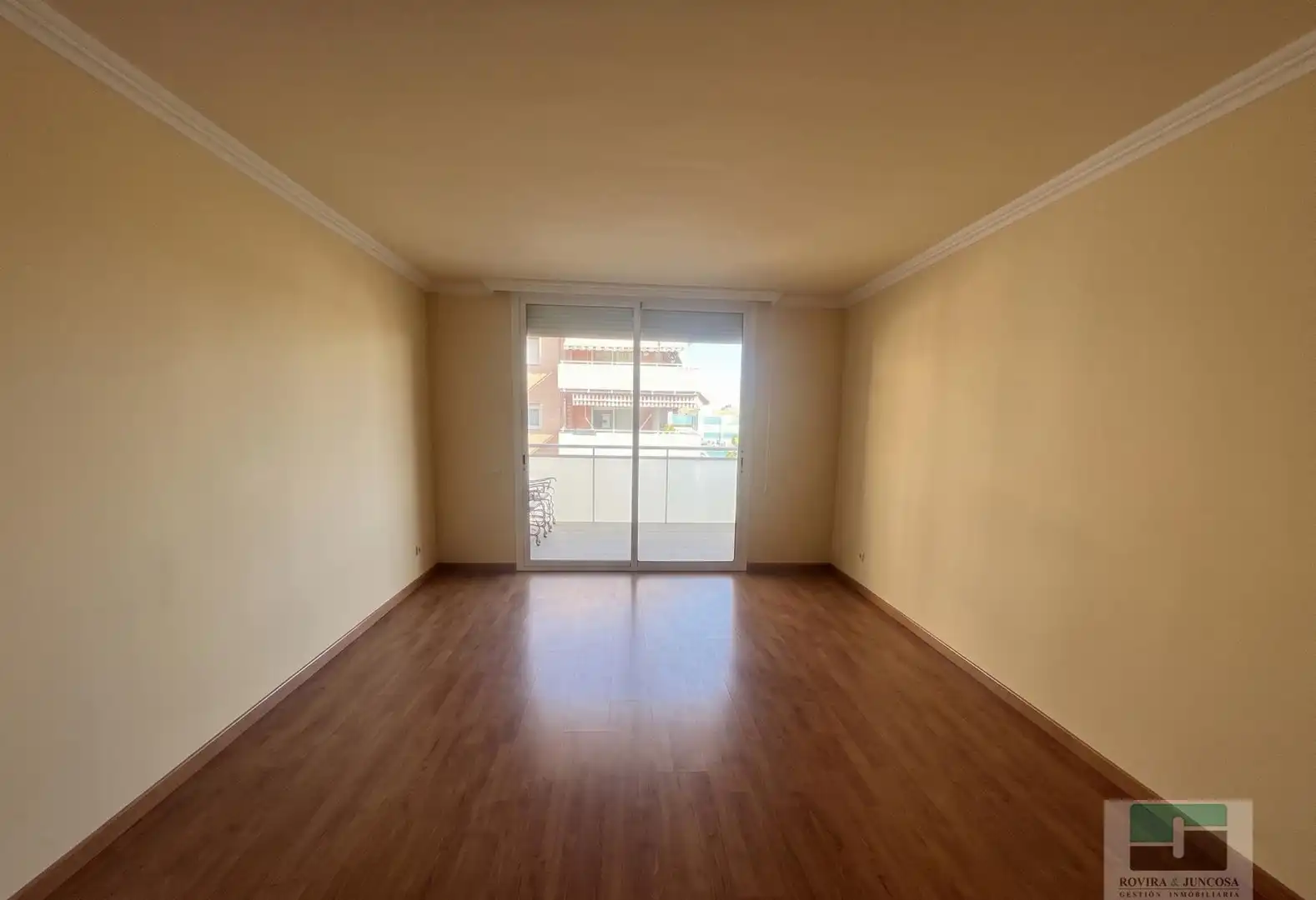 Sala d'estar de Pis de lloguer en Castelldefels amb Aire condicionat, Parquet i Terrassa