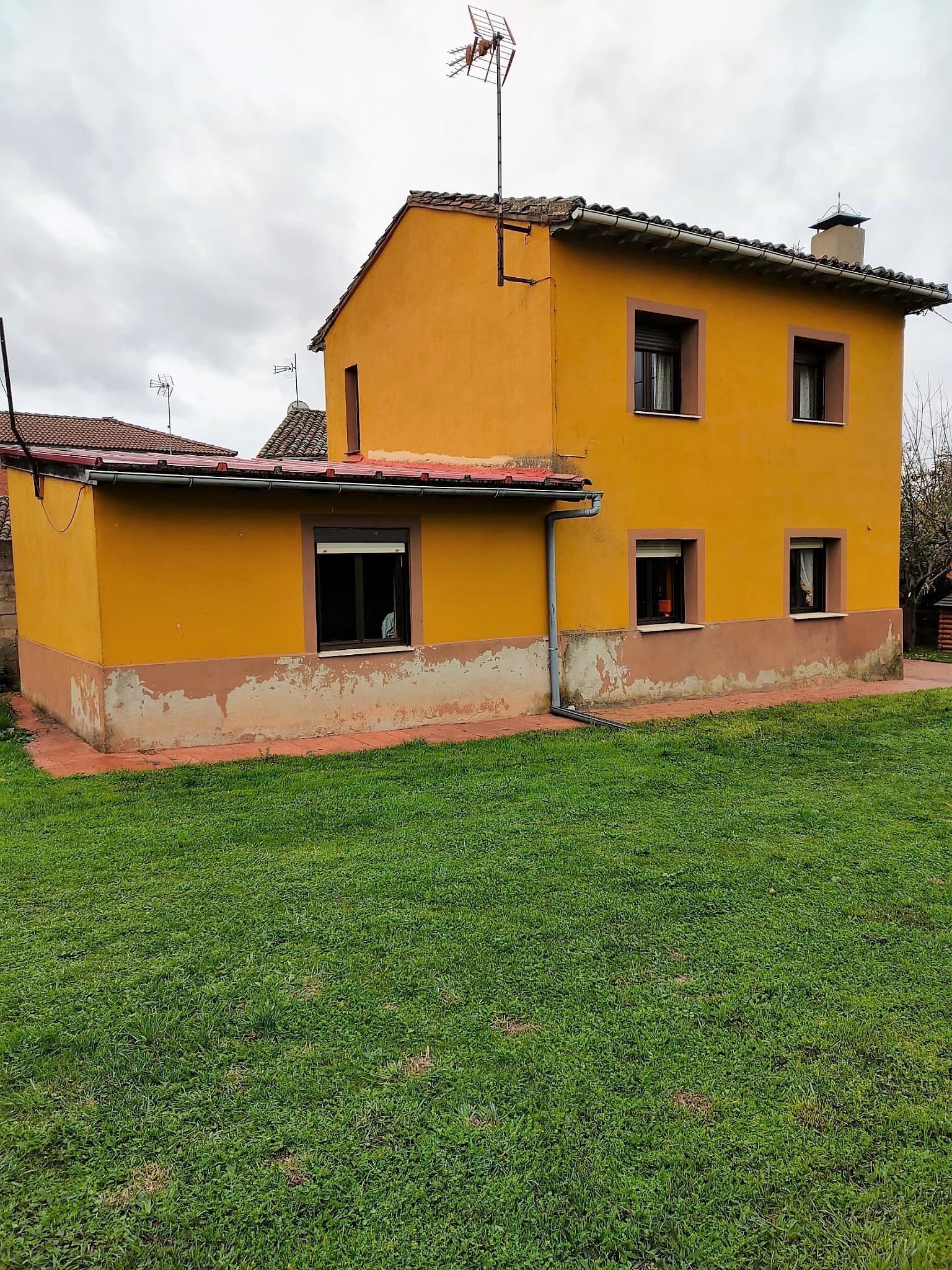Vista exterior de Casa o xalet en venda en Almanza amb Calefacció, Jardí privat i Terrassa