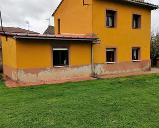 Vista exterior de Casa o xalet en venda en Almanza amb Calefacció, Jardí privat i Terrassa