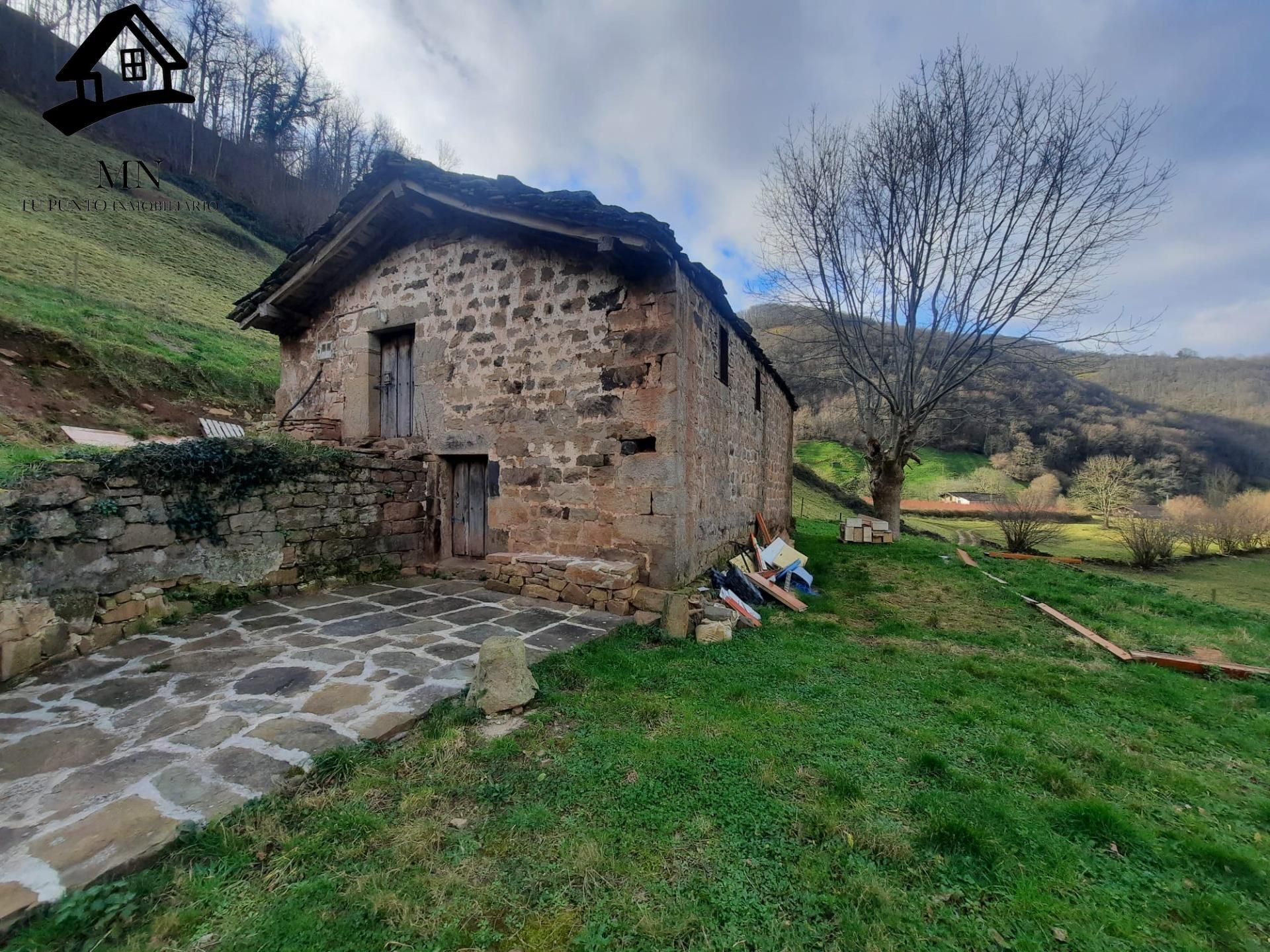 Vista exterior de Finca rústica en venda en Vega de Pas amb Jardí privat