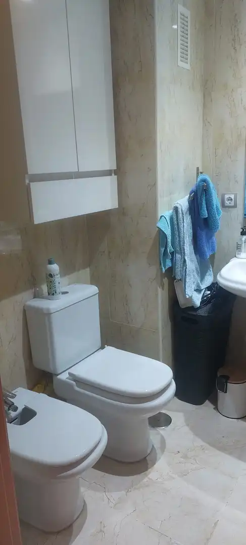 Badezimmer von Wohnung zur Miete in Manilva mit Klimaanlage, Heizung und Privatgarten
