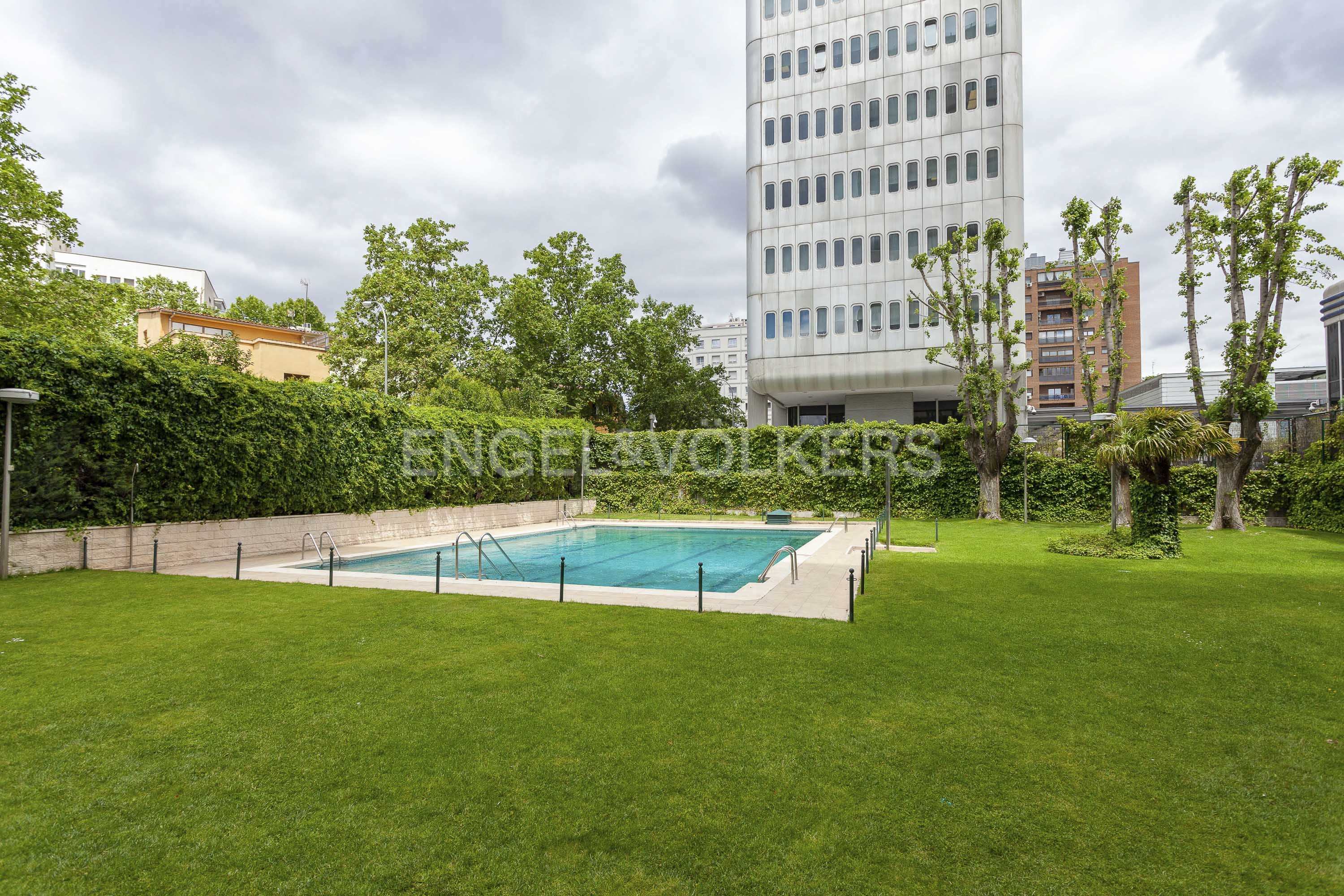 Vista exterior de Apartament de lloguer en  Madrid Capital amb Aire condicionat, Calefacció i Jardí privat