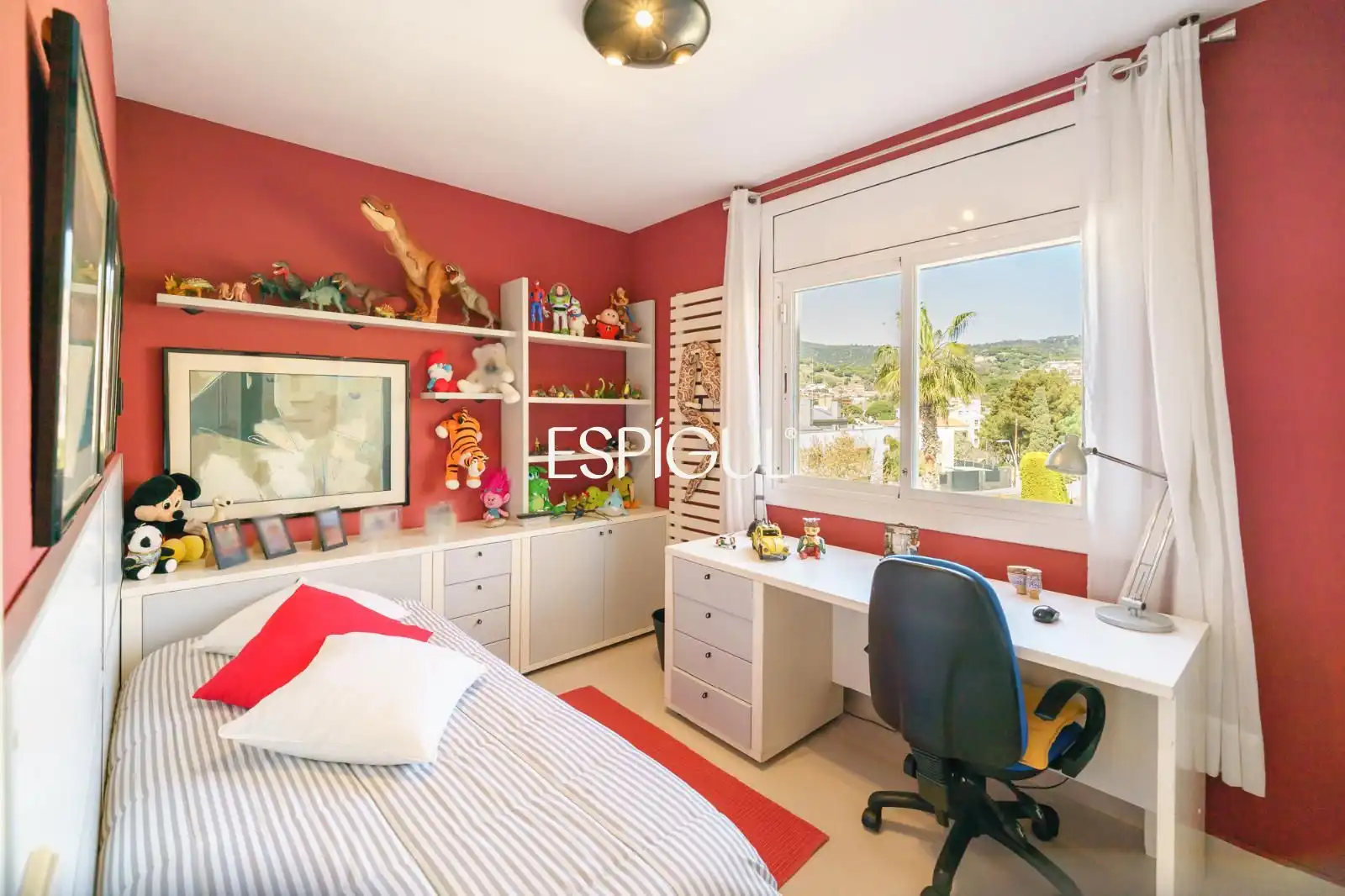Habitación de Casa adosada en venta en Tiana con Aire acondicionado, Calefacción y Jardín privado