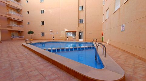 Fantástico apartamento de 2 habitaciones en la última planta con vistas a la piscina común en el centro de Torrevieja! Situado en, imatge 2