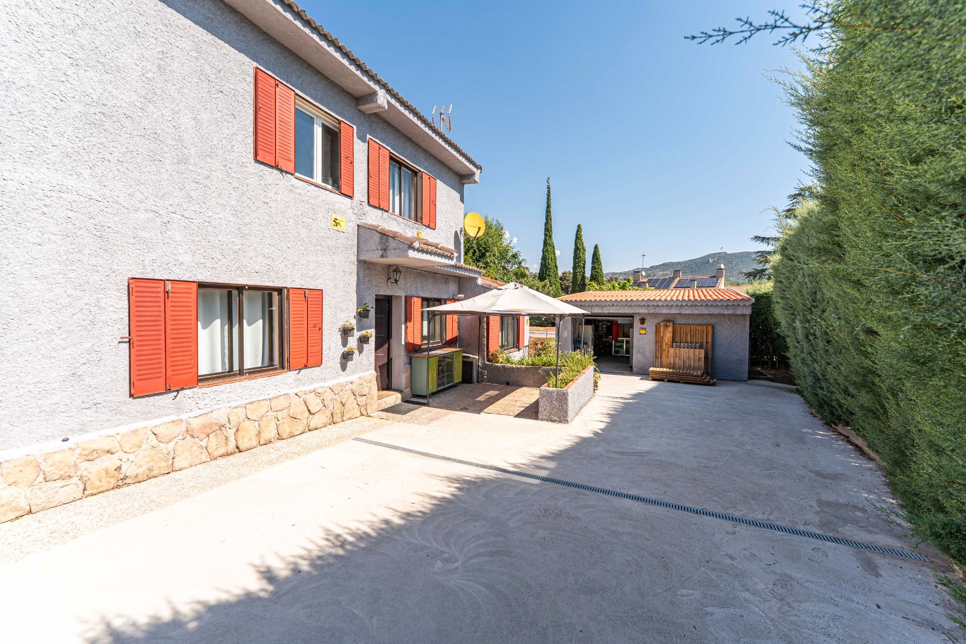 Exterior view of House or chalet for sale in Hoyo de Manzanares  with Heating, Private garden and Terrace