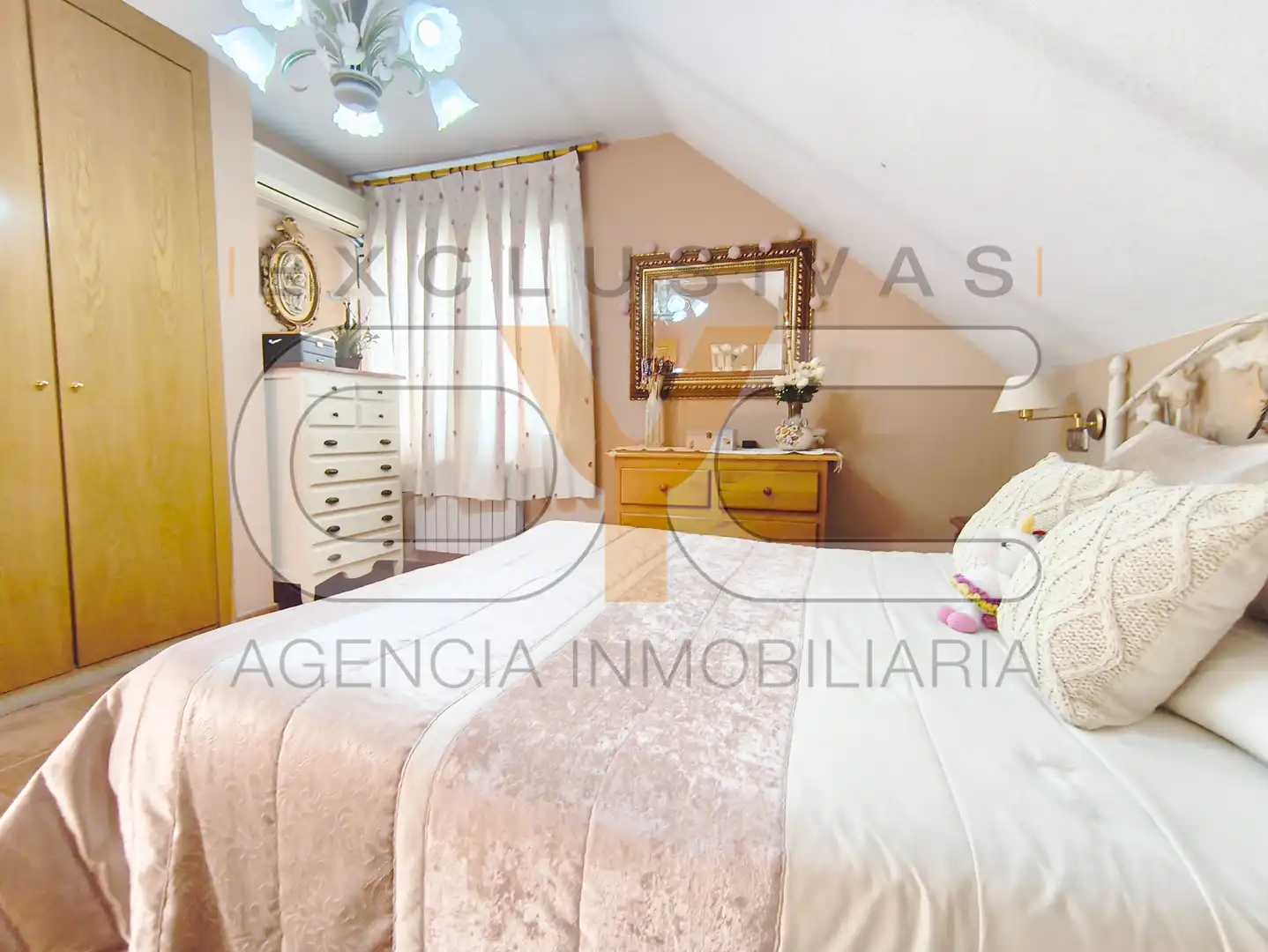Habitación de Casa adosada en venta en Serranillos del Valle con Aire acondicionado, Calefacción y Jardín privado